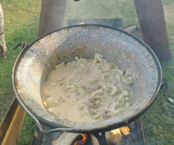 Gurken in Hackfleisch-Creme-Fraiche-Sauce